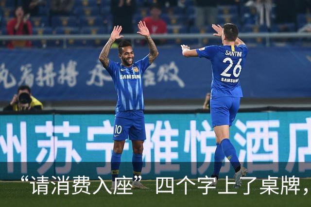 “请消费入座”四个字上了桌牌，但真正被摆上台面的，是“坐着不花钱”这件事的成本